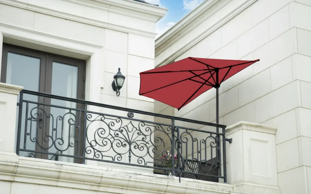 Les meilleurs demi-parapluies de 2026 (pour les balcons et les petits patios)